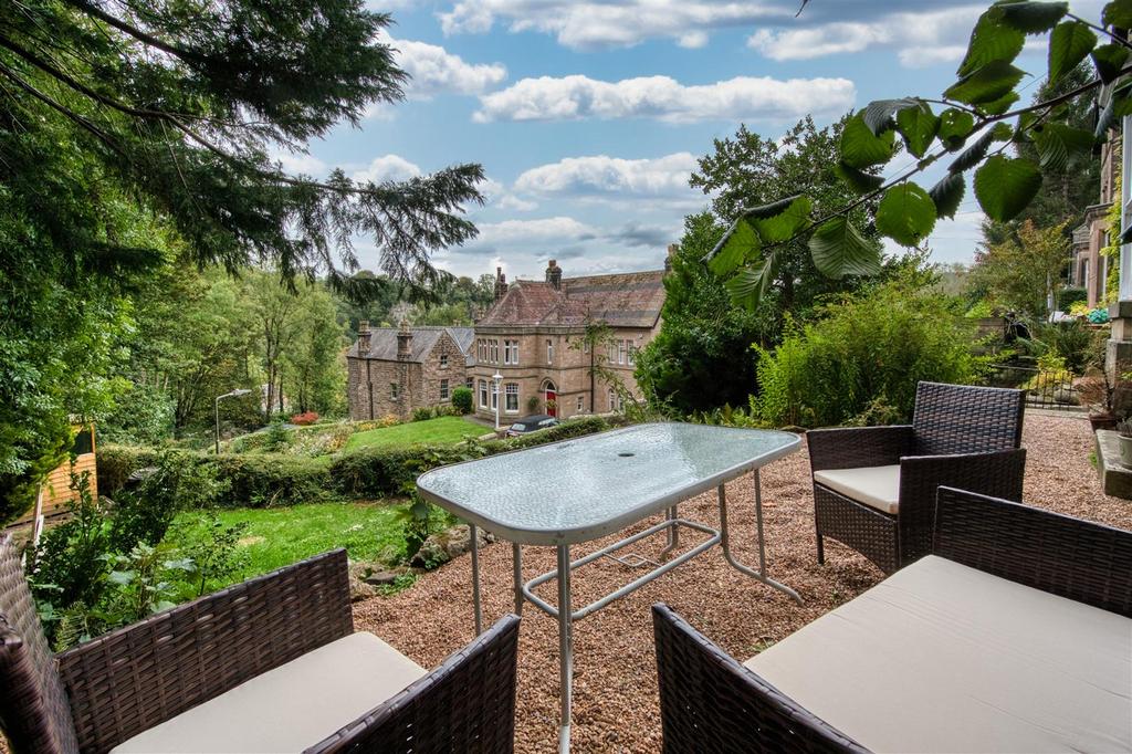 Front outdoor dining area.jpg