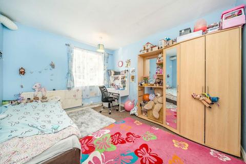2 bedroom flat for sale, Lampton Road, Hounslow TW3