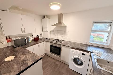 5 bedroom flat to rent, Leengate, Nottingham NG7