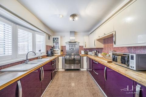 3 bedroom terraced house for sale, Neave Crescent, Romford