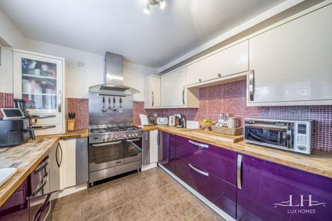 3 bedroom terraced house for sale, Neave Crescent, Romford
