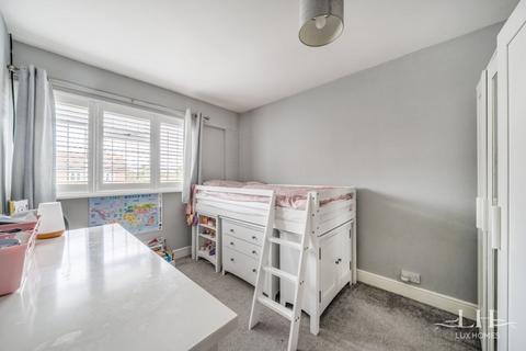 66 Neave Crescent, Romford, RM3 8HN