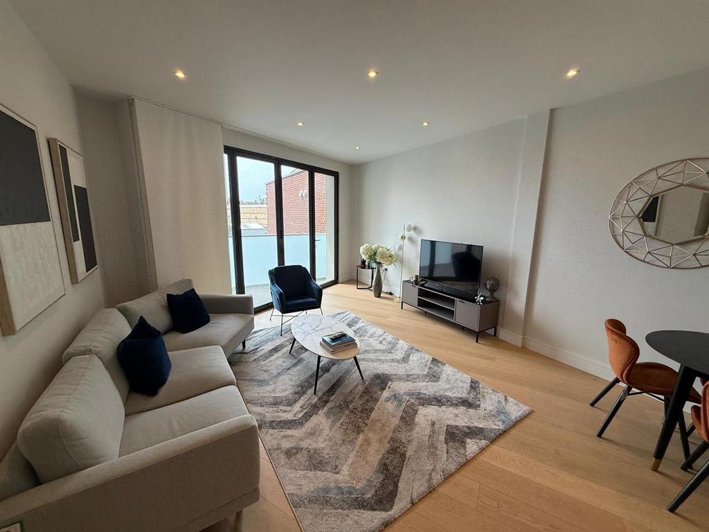 Davidson Frost-Wellings, DFW Finchley Road, Living