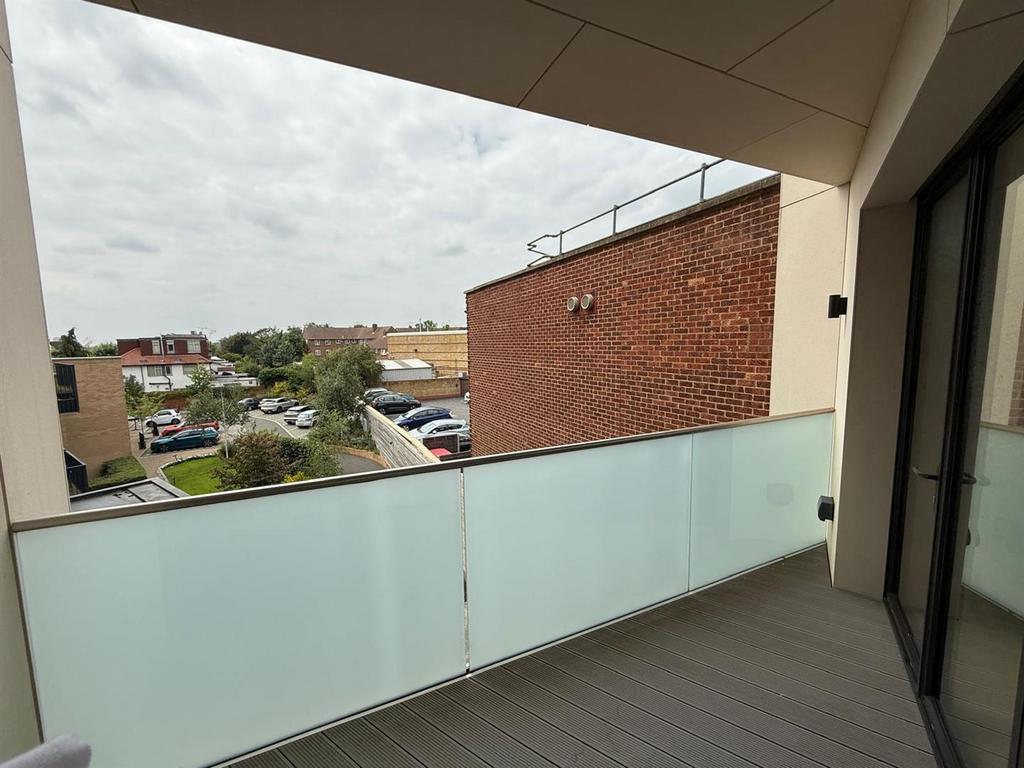 Davidson Frost-Wellings, DFW Finchley Road, Balcon