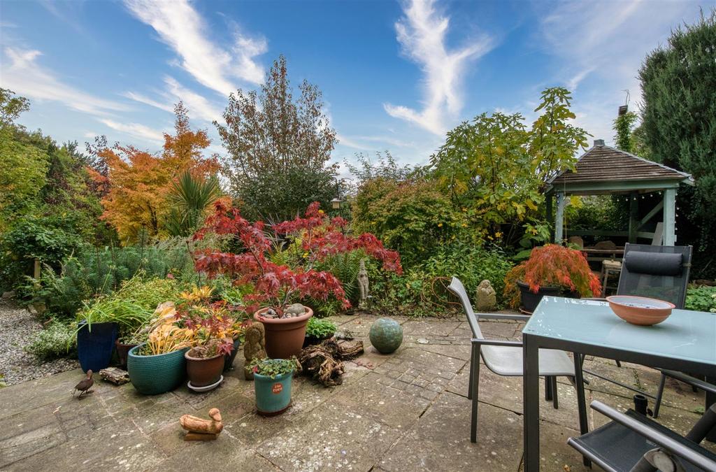 Garden - dining patio.jpg