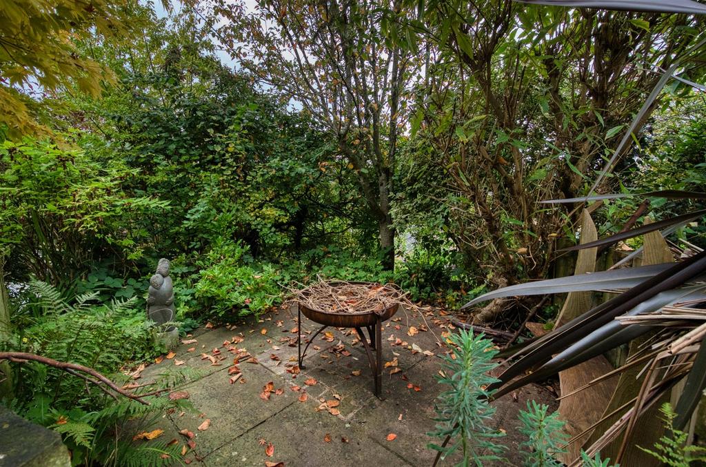 Garden - lower patio.jpg