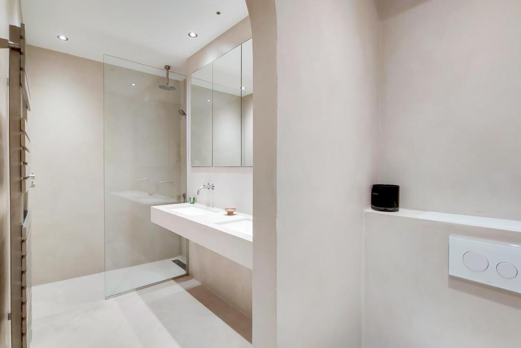 9 Bathroom-0.jpg
