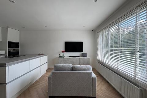 Studio to rent, Wessex Court, Stanwell TW19