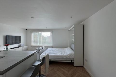 Studio to rent, Wessex Court, Stanwell TW19