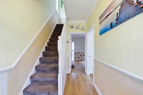 3 bedroom semi-detached house to rent, Westland Avenue, Hornchurch RM11