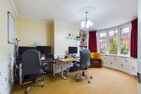 3 bedroom semi-detached house to rent, Westland Avenue, Hornchurch RM11