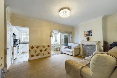 3 bedroom semi-detached house to rent, Westland Avenue, Hornchurch RM11