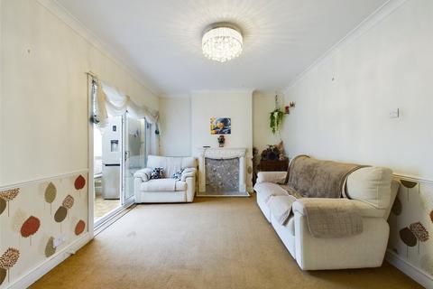3 bedroom semi-detached house to rent, Westland Avenue, Hornchurch RM11
