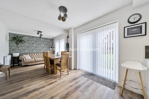 2 Capel Close, Bromley, BR2 8LX