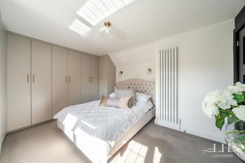 4 bedroom bungalow for sale, Gidea Avenue, Romford