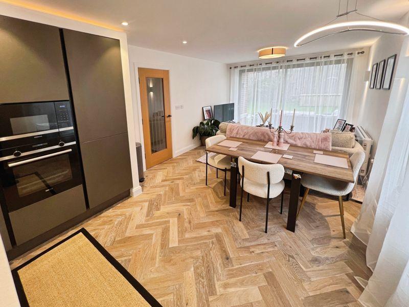 Kitchen lounge...