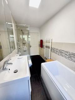 2 bedroom apartment for sale, Cheyne Court, Surrey Road