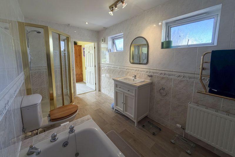 Ensuite Bath/Shower