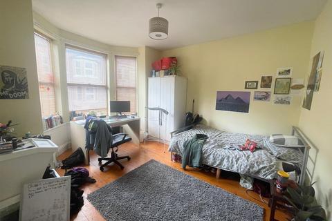 6 bedroom terraced house to rent, *£120pppw excl bills* Kimbolton Avenue , Lenton, NG7 1PT - UON