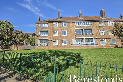 1 bedroom apartment for sale, Petersfield Avenue, Romford, RM3