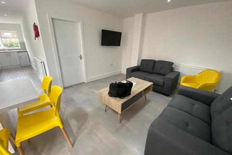 undefined, * £125pppw excl bills * Queens Road East , Nottingham NG9 2FF