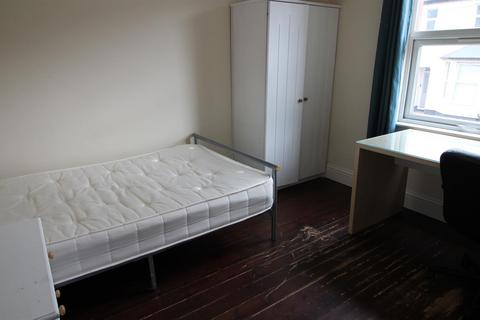 7 bedroom semi-detached house to rent, *£115ppw excl bills* Teversal Avenue, Lenton, NG7 1PY