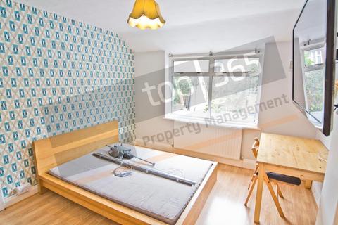 6 bedroom semi-detached house to rent, *£120pppw Excluding Bills* Welby Avenue, Lenton, NG7 1QL