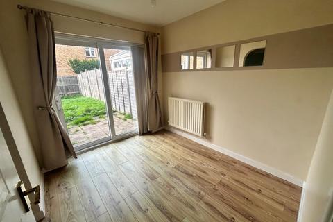 3 bedroom semi-detached house to rent, Shipley Drive, Abbeymeads