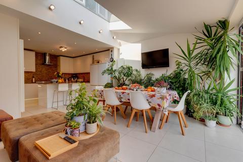 4 bedroom semi-detached house for sale, Latchmere Close, Richmond