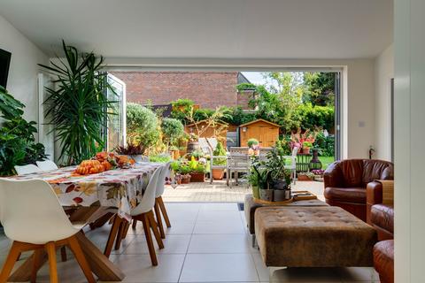 4 bedroom semi-detached house for sale, Latchmere Close, Richmond