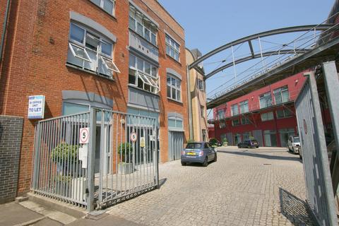 Office to rent, Carysfort Rd London N16 9AE