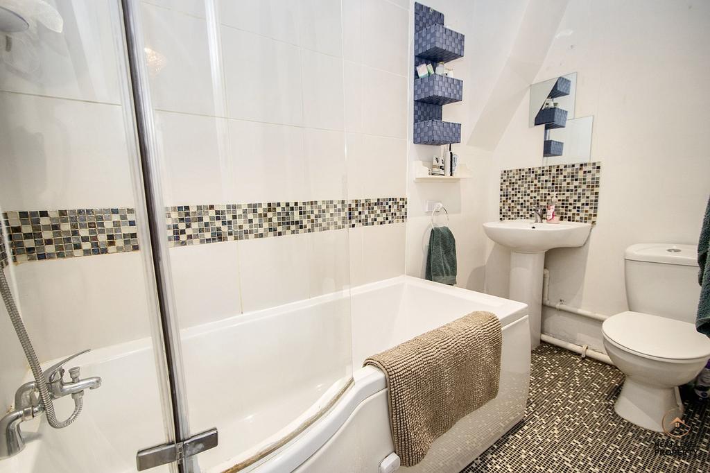 Bedroom 1 &amp; En-Suite Bathroom