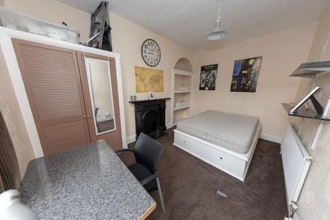 5 bedroom house to rent, Delph Mount, Leeds LS6