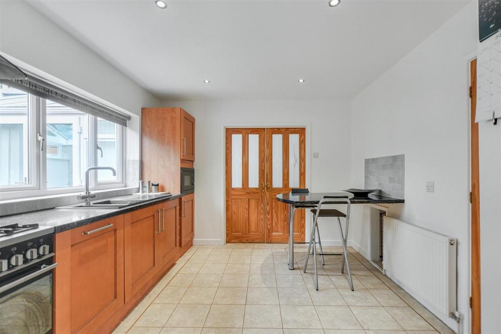 Kitchen 2.jpeg