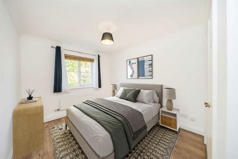29 Catherine Drive, Richmond, TW9 2BX