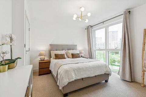 2 bedroom flat for sale, Lakeside Drive, London NW10