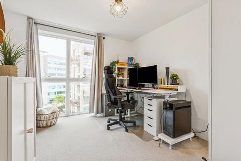 2 bedroom flat for sale, Lakeside Drive, London NW10
