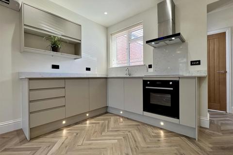3 bedroom terraced house to rent, Worksop road, Tickhill, Doncaster