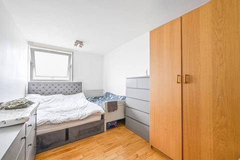 61 Knighthead Point, London, E14 8SS