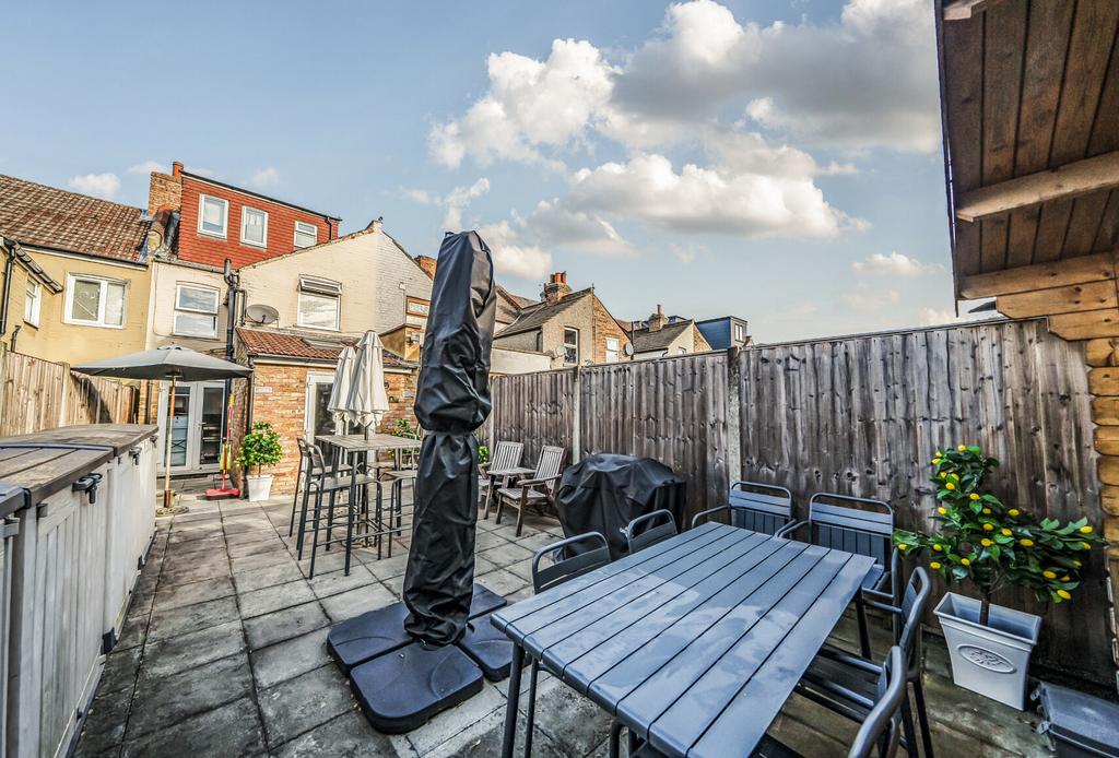 1360450-4-68db9d4...