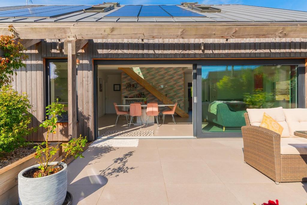 ESUOHAITSEH - External M.jpg