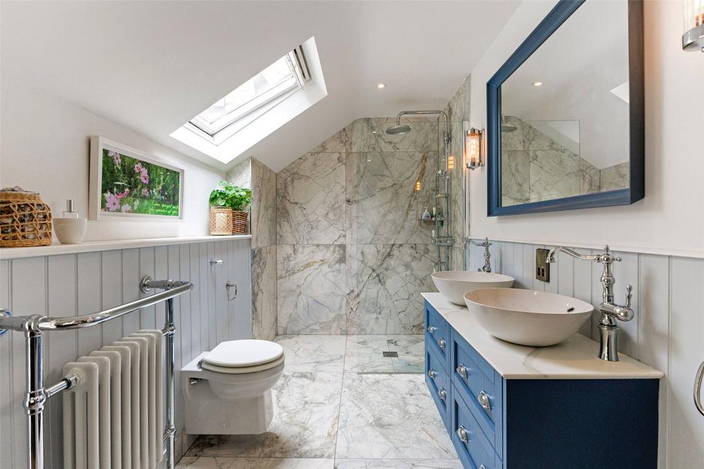 Bed One En Suite