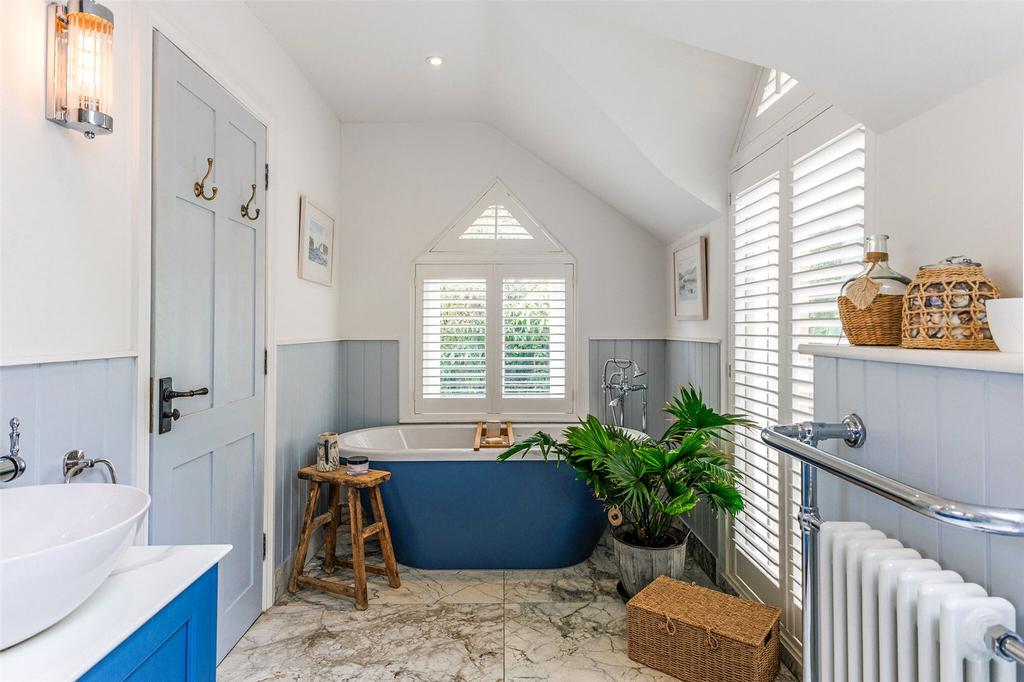 Bed One En Suite