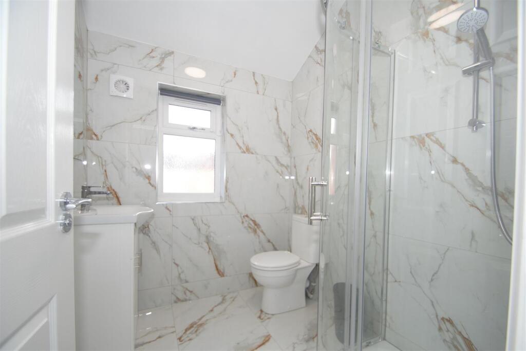 Main bathroom.jpeg