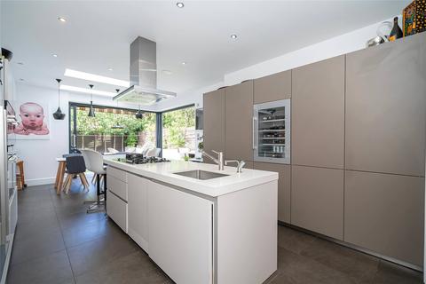 11 Leaside Avenue, London, N10 3BT