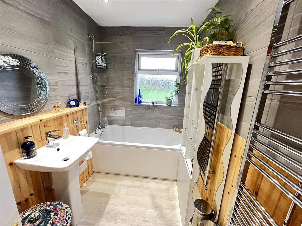 Bathroom 2.JPG