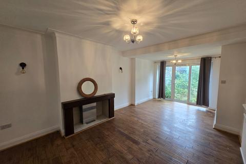 3 bedroom semi-detached house to rent, Manor Road, Salford, M6