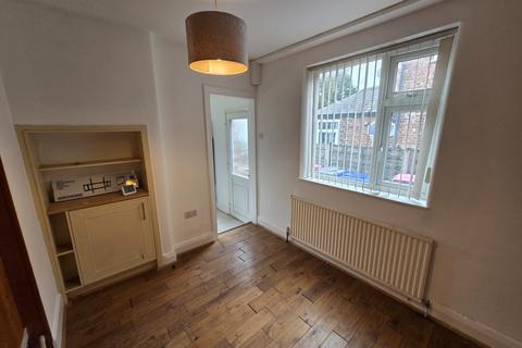 3 bedroom semi-detached house to rent, Manor Road, Salford, M6