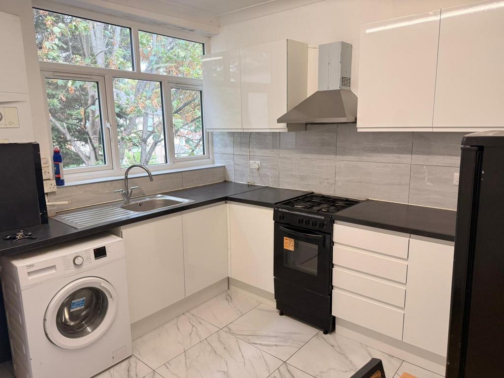 Furnished 2 bed flat to Rent on Charlemont Road,