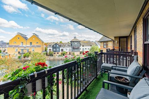 2 bedroom flat for sale, Viaduct Road, Ware SG12